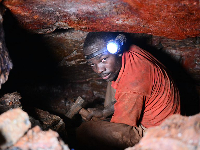 Ungeschütz unter Tage Ein afrikanischer Goldschürfer in einer konventionellen Mine 768x576